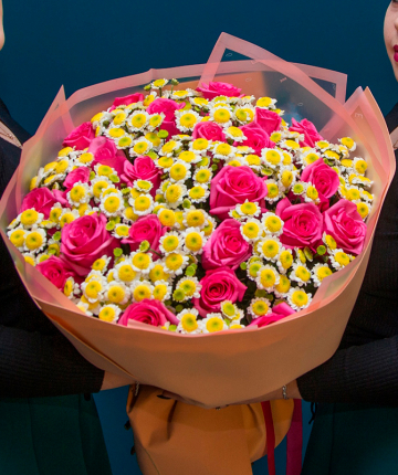 Букет из 25 эквадорских роз и 20 хризантем