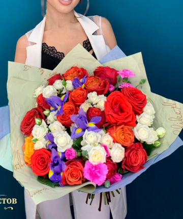 Букет из эквадорских роз, ирисов, кустовых роз и гвоздик - 35 шт