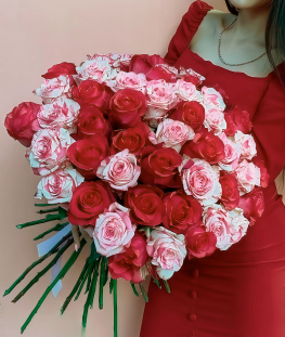 Букет из 51 розовых и красных эквадорских роз
