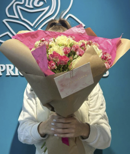 Букет из кустовых и эквадорских роз - 19 шт