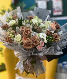 Букет из лизиантусов, кустовых и эквадорских роз, альстромерий, гвоздик и гиперикума - 37 шт