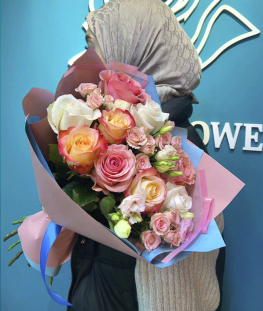 Букет из одноголовых и кустовых роз и лизиантусов - 16 шт