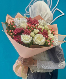 Букет из роз, хризантем и гиперикума - 18 шт