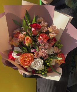 Букет из роз, кустовых хризантем и роз, альстромерий и гиперикума - 27 шт