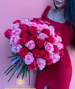 Букет из 51 розовых и красных эквадорских роз