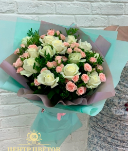 Букет из эквадорских и кустовых роз - 29 шт