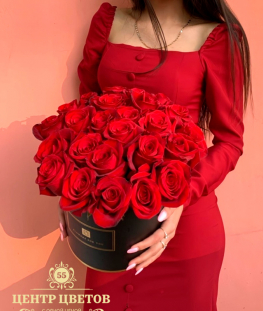 Композиция из 25 красных роз в коробке