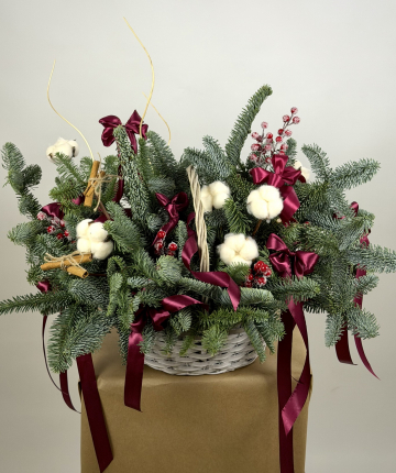 Новогодняя композиция из нобилиса и хлопка в корзине
