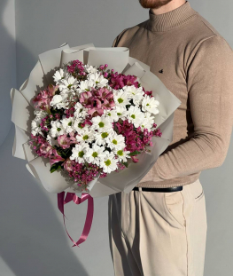 Букет из хризантем и хамелациума - 17 шт