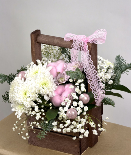 Новогодняя композиция из нобилиса, хлопка и хризантемы