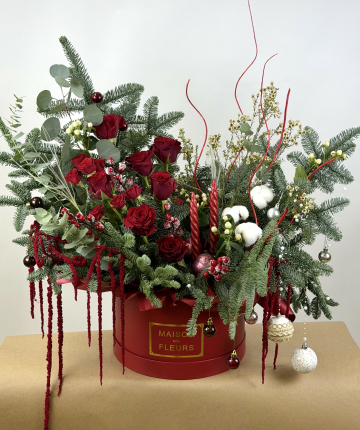 Новогодняя композиция из нобилиса, роз, эвкалипта и хамелациума
