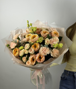 Букет из роз, лизиантусов и гвоздик - 29 шт