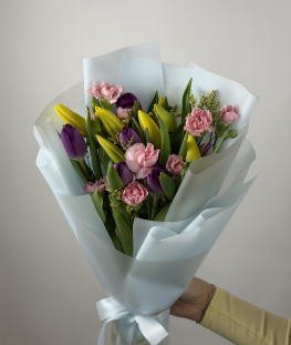 Букет из тюльпанов и гвоздик - 20 шт