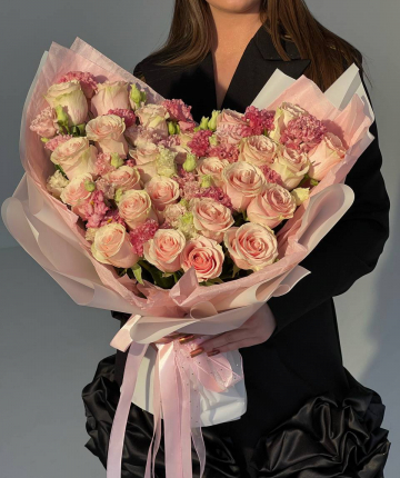 Букет из эквадорских роз и эустом - 35 шт