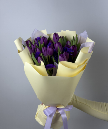 Букет из тюльпанов и статицы - 24 шт