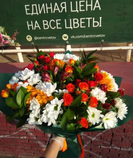 Букет из альтромерий, рускуса, подсолнуха, кустовых роз и хризантем - 23 шт
