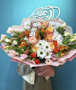 Букет из лизиантусов, роз, хризантем и альстромерий - 30 шт