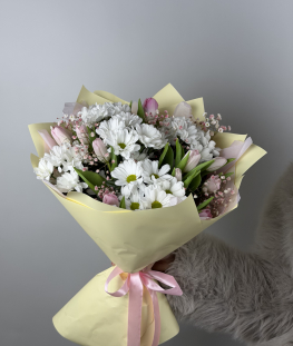 Букет из тюльпанов, хризантем и гипсофилы - 17 шт