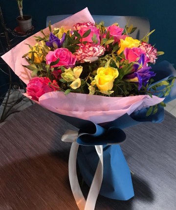 Букет из алых эквадорских роз, гвоздик и ирисов - 23 шт.