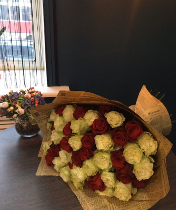 Букет из красных и белых эквадорских роз - 51 шт