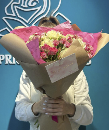 Букет из кустовых и эквадорских роз - 19 шт