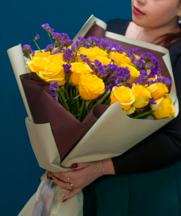 Букет из 21 желтой эквадорской розы и 10 статиц