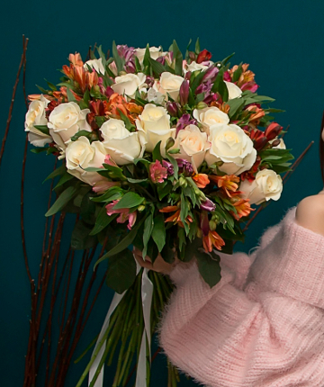 Букет из 19 белых эквадорских роз и 16 альстромерий