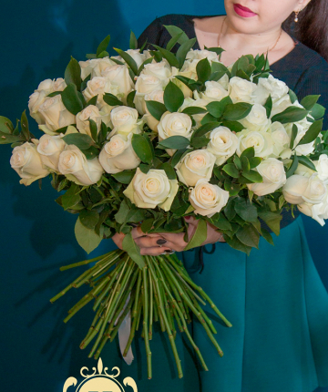 Букет из 51 белой эквадорской розы и 10 рускусов