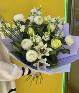 Букет из эустом, одноголовых хризантем, роз и лилий - 21 шт