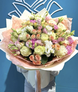 Букет из кустовых, эквадорских роз и лизиантусов - 35 шт