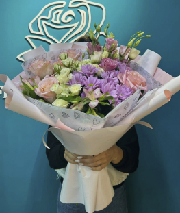 Букет из роз, хризантем, альстромерий и лизиантусов - 18 шт