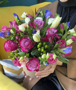 Композиция из роз, ирисов, альстромерий, эустом, хризантем, лилий и гиперикума - 31 шт