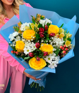 Букет из эквадорских роз, кустовых хризантем, альстромерий, гипсофилы, гиперикума и хамелациума - 26 шт