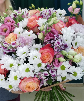 Букет из эквадорских роз, хризантем и лизиантусов - 35 шт.