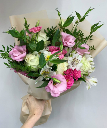 Букет из эустом, кустовых и эквадорских роз, альстромерий и фисташек - 19 шт