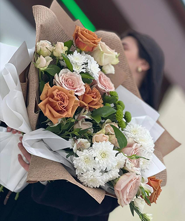 Букет из кустовых и эквадорских роз, кустовых хризантем, альстромерий, лизиантусов и рускуса - 24 шт