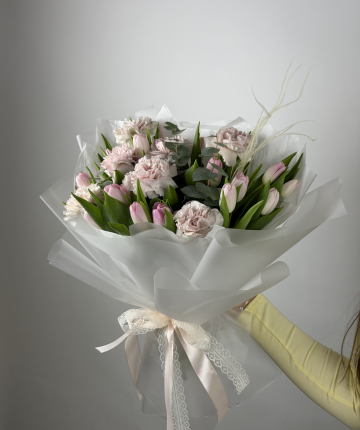 Букет из тюльпанов, гвоздики и эвкалипта - 31 шт