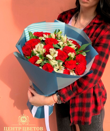 Букет из красных эквадорских роз и альстромерий - 25 шт
