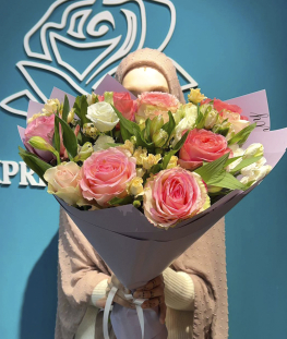 Букет из роз, альстромерий и лизиантусов - 21 шт