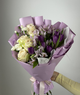 Букет из роз, альстромерий и тюльпанов - 17 шт
