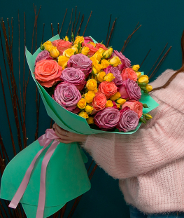 Букет из 19 сиреневых эквадорских и 10 кустовых желтых роз