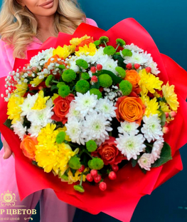 Букет из кустовых хризантем, эквадорских роз, гипсофил и гиперикума - 28 шт