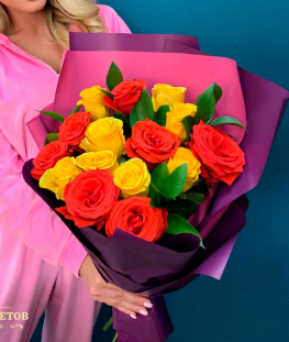 Букет из желтых и красных эквадорских роз и рускуса - 20 шт