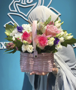 Композиция из альстромерий, лизиантусов, хоизантем и роз в корзине - 11 шт