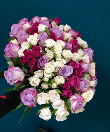 Букет из 45 кустовых и эквадорских роз
