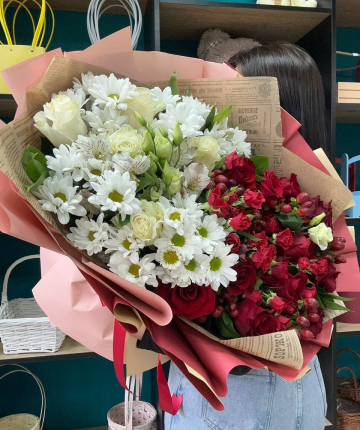 Букет из эквадорских роз, кустовых роз и хризантем, лизиантусов, альстромерий, рускуса и гиперикума - 50 шт