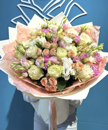 Букет из кустовых, эквадорских роз и лизиантусов - 35 шт