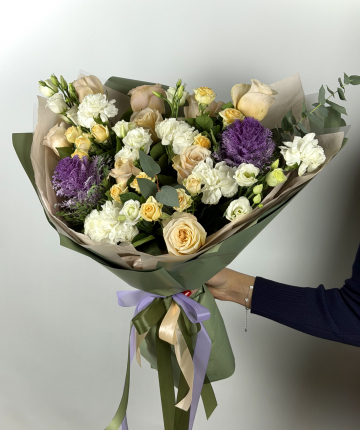 Букет из роз, брассики и гвоздик - 27 шт