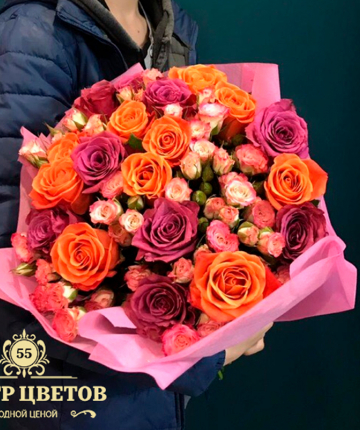 Букет из 20 кустовых и 21 эквадорской розы