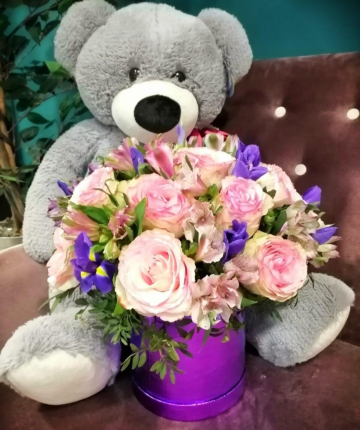 Композиция с ирисами и розами в шляпной коробке - 31 шт